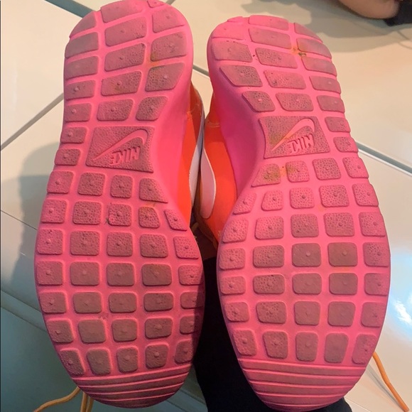 Women’s Nike Roshe Run Shoes pink ombre color - Picture 3 of 7